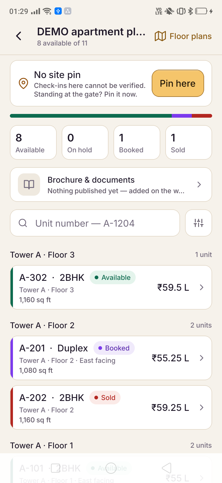 Demo apartment inventory grouped by tower and floor, with unit availability, configuration, area and recorded prices.